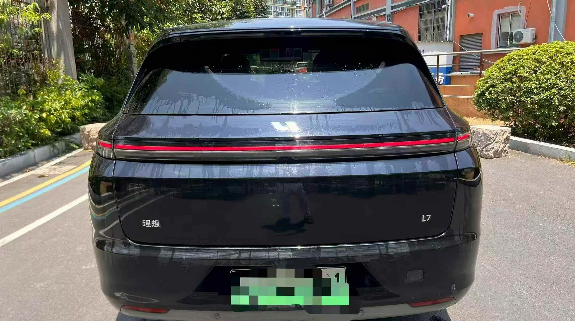 理想L7 后面外观一