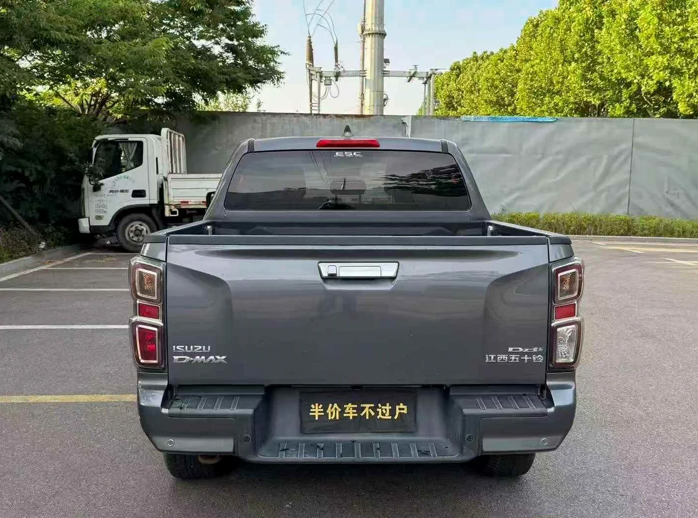 五十铃皮卡 后面外观一