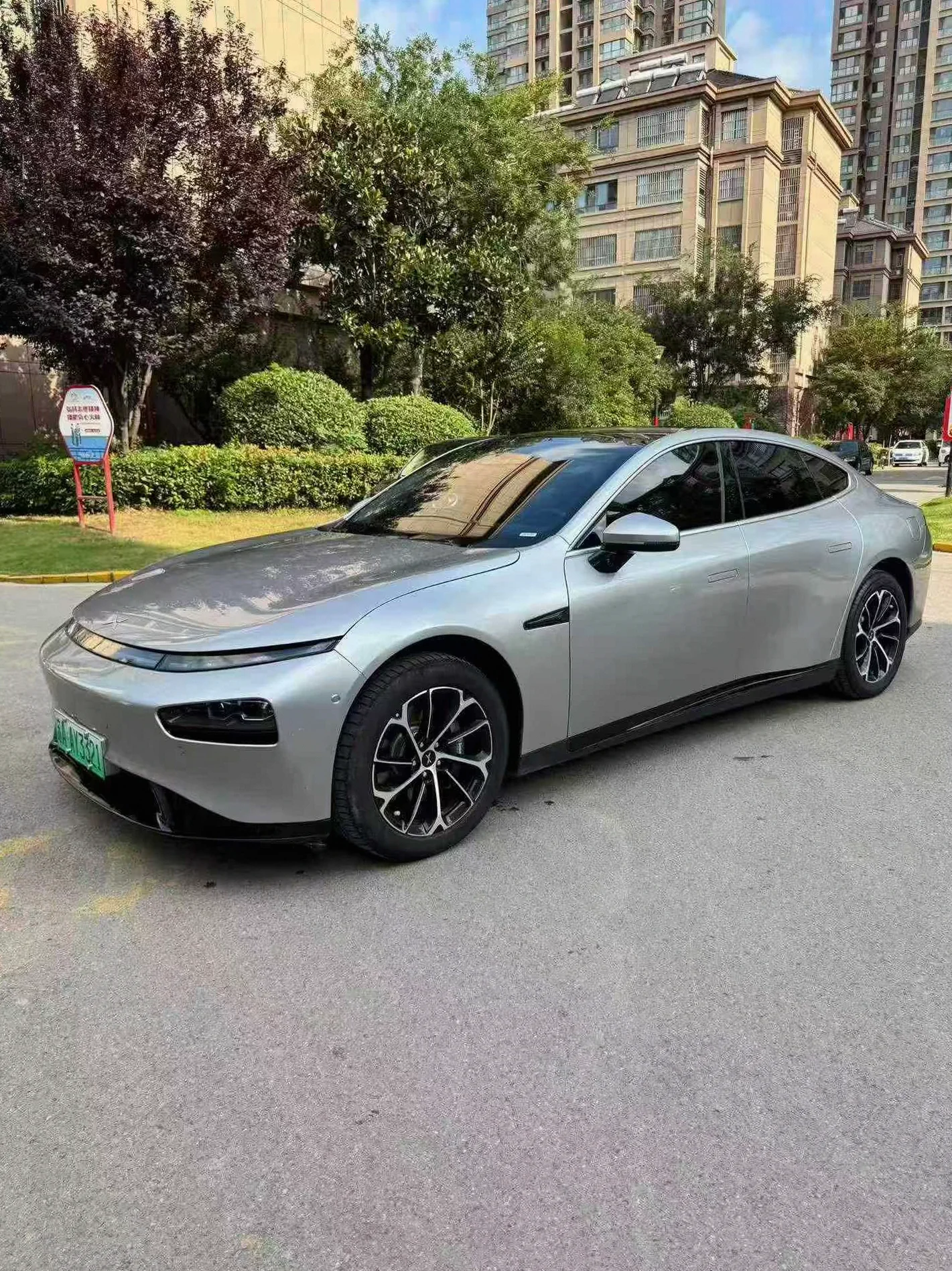 小鹏汽车p7 正面外观二
