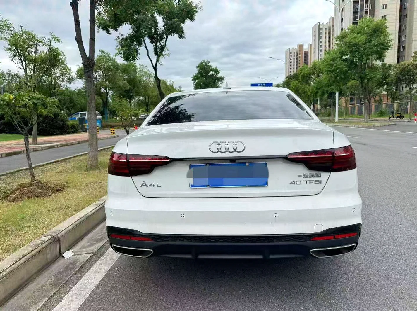 奥迪A4L 后面外观一