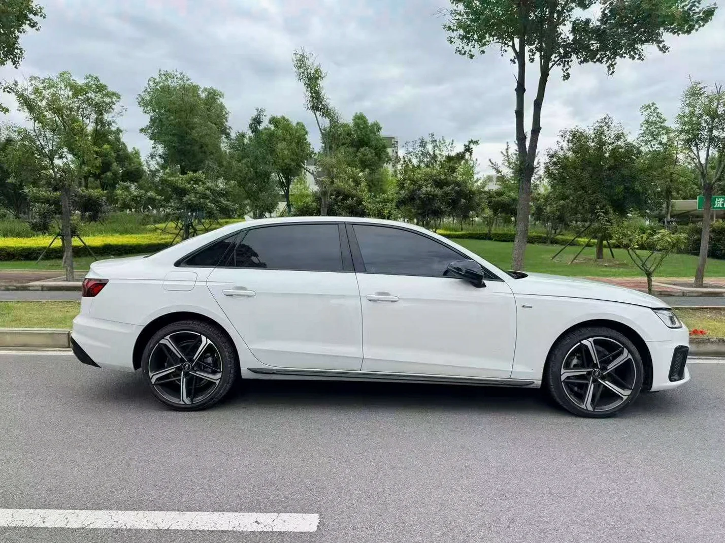 奥迪A4L 后面外观二