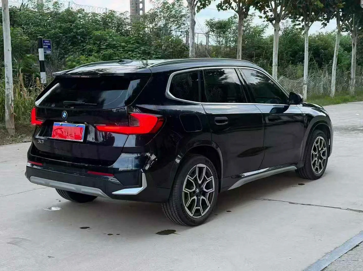 宝马X1 后面外观三