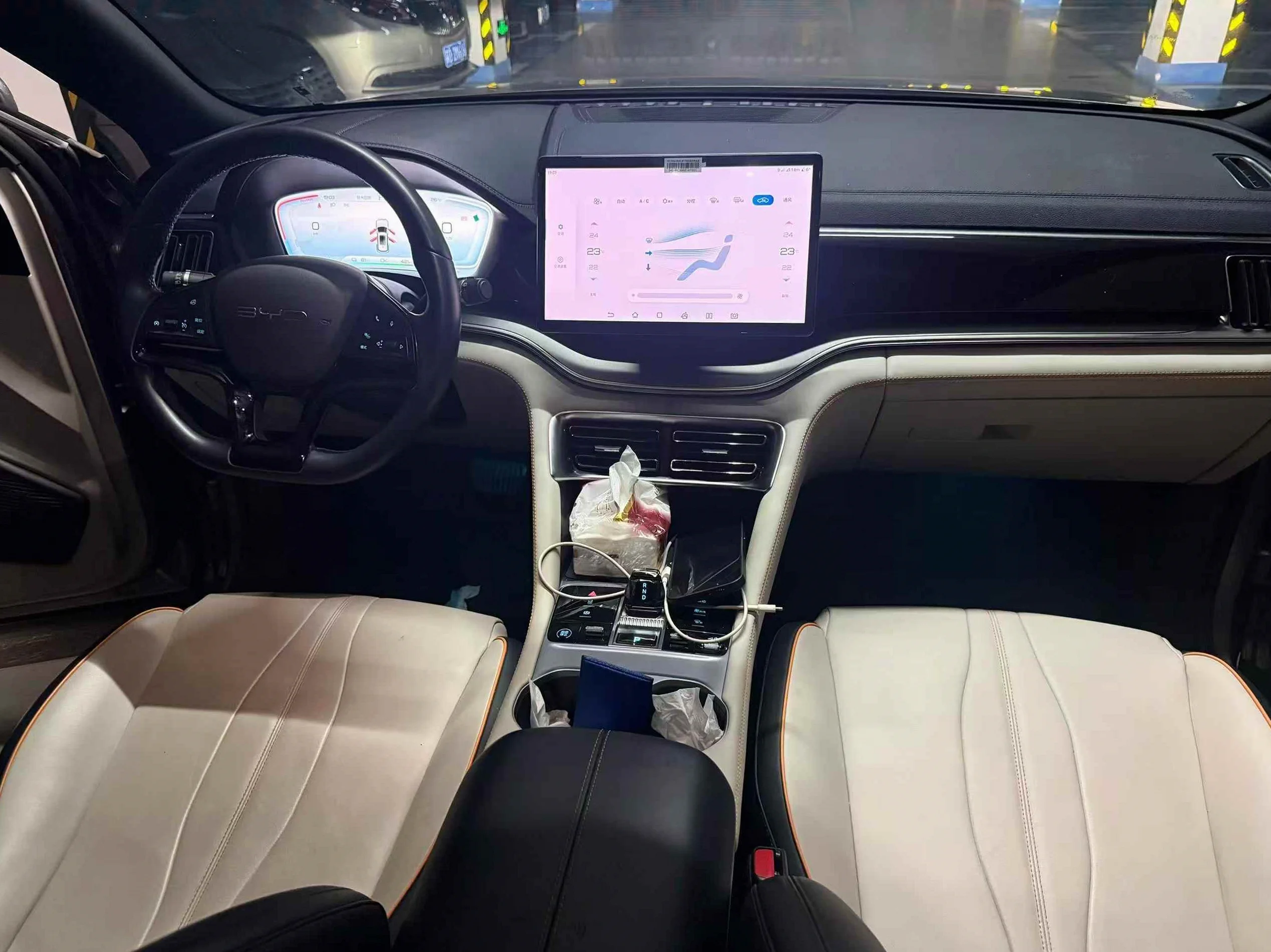 比亚迪宋PLUS 后面外观一