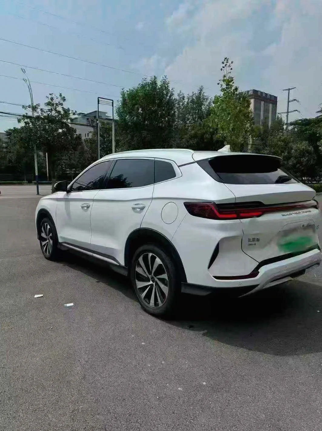 比亚迪宋PLUS 后面外观一