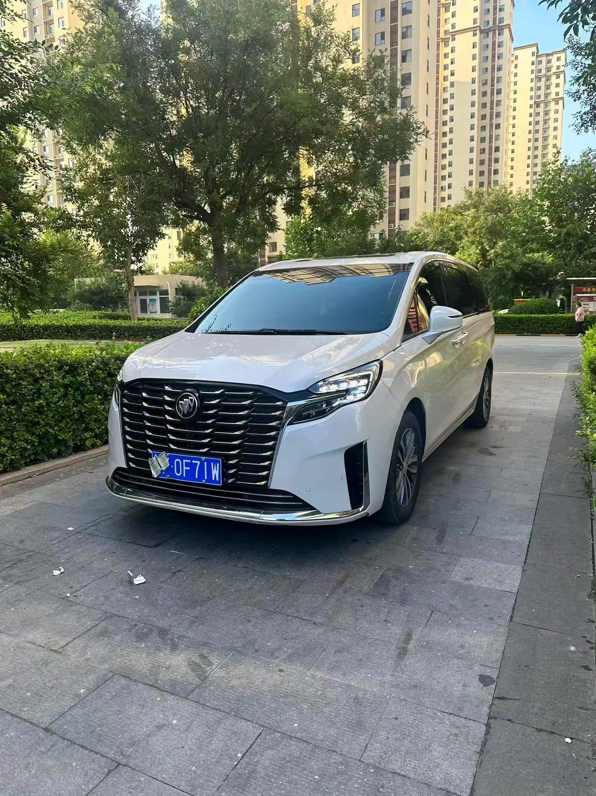 别克GL8 正面外观三