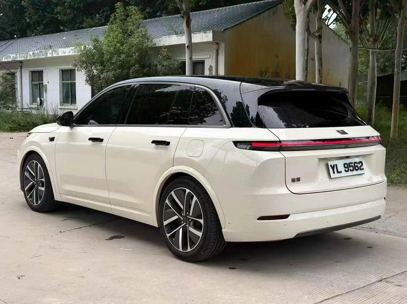 理想L7 后面外观一