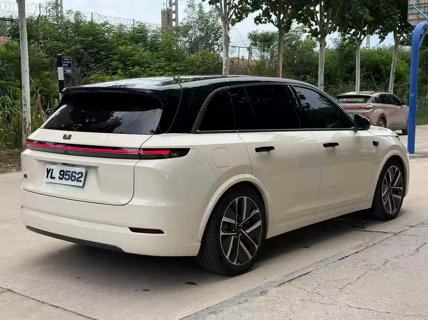 理想L7 后面外观三