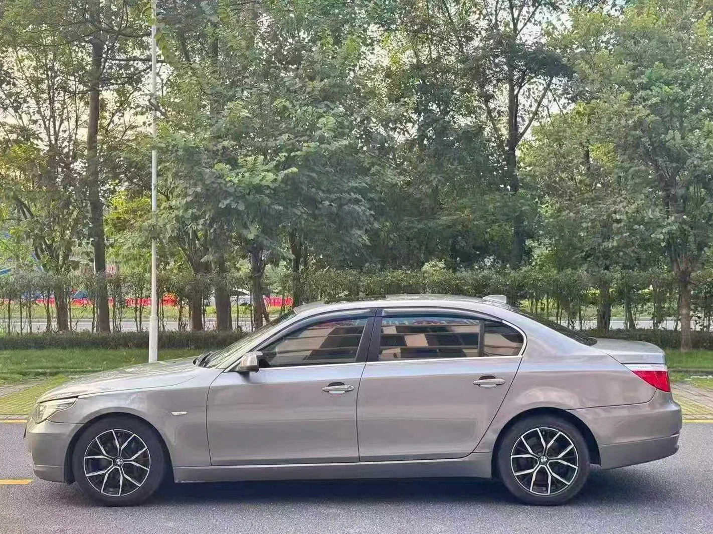 宝马5系 后面外观一