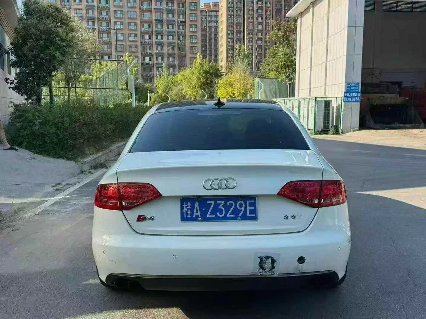 奥迪A4L 后面外观一