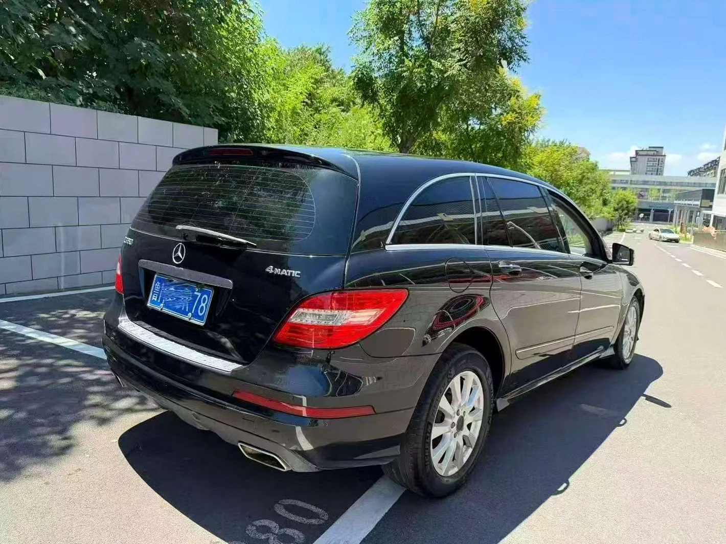 奔驰R 后面外观三