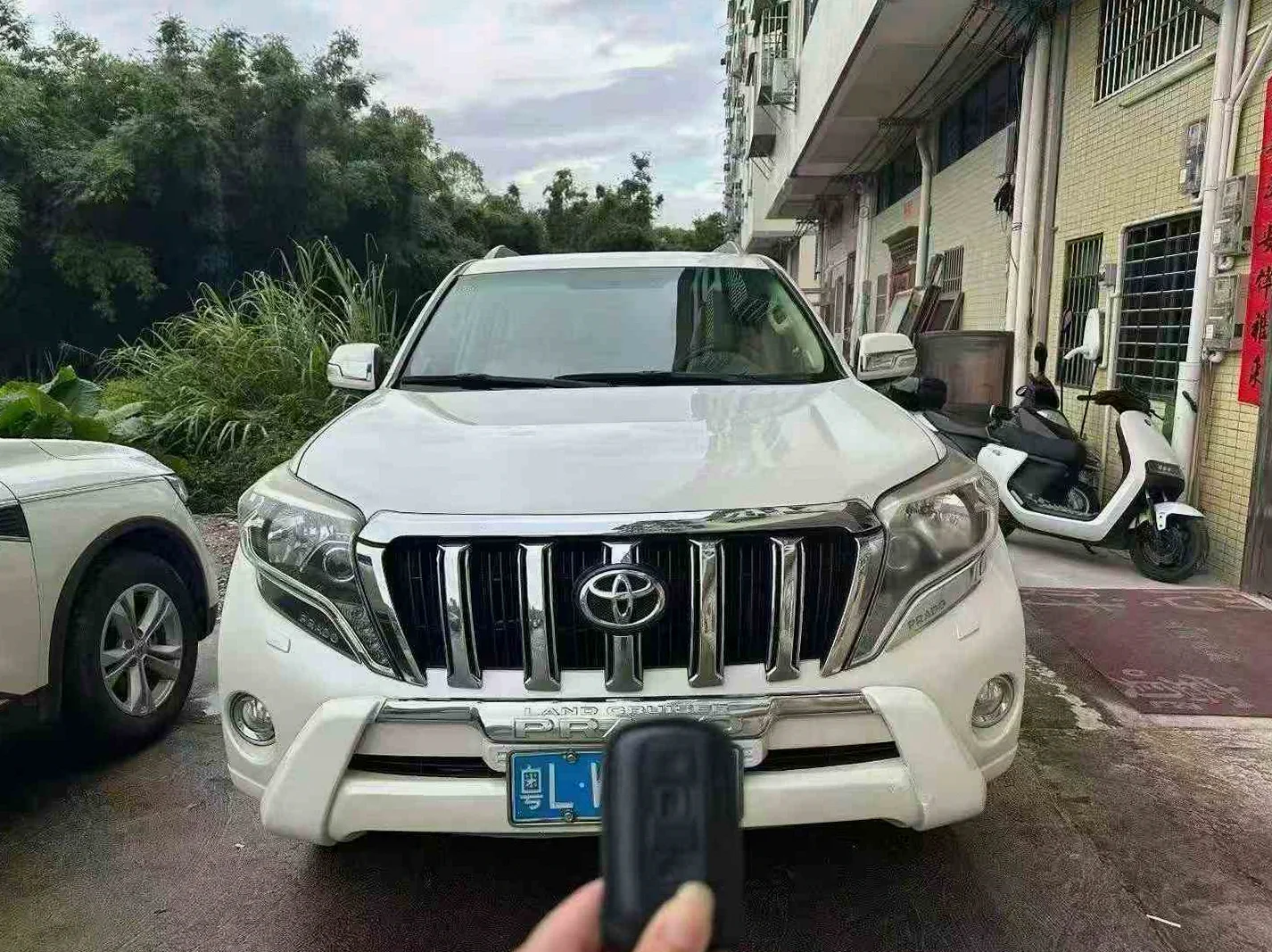 丰田普拉多 正面外观二
