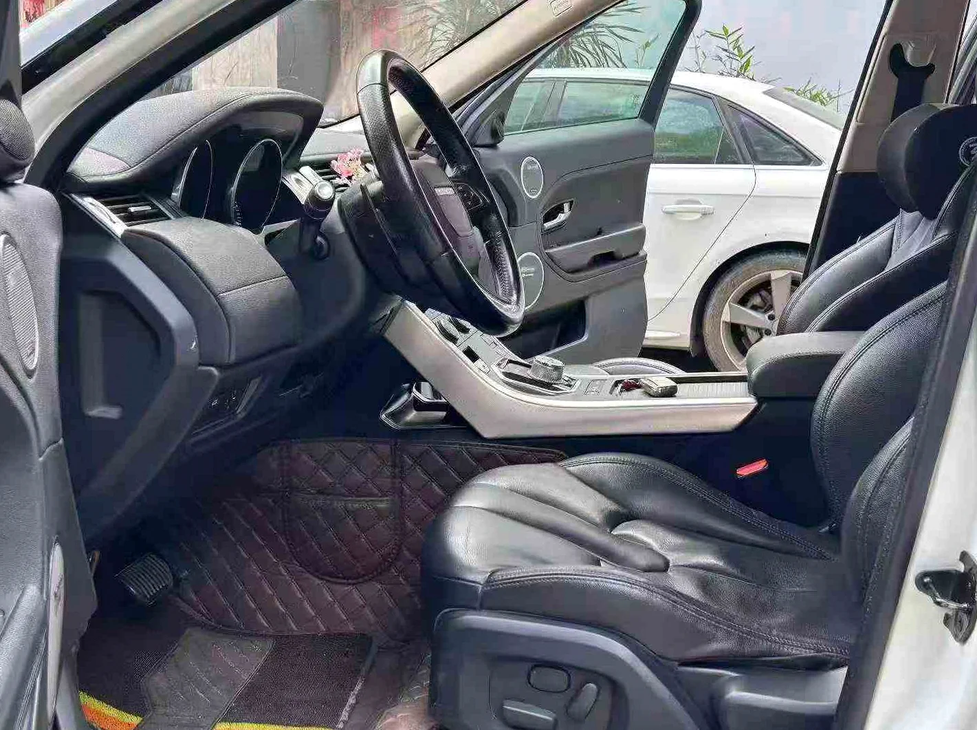路虎极光 后面外观一