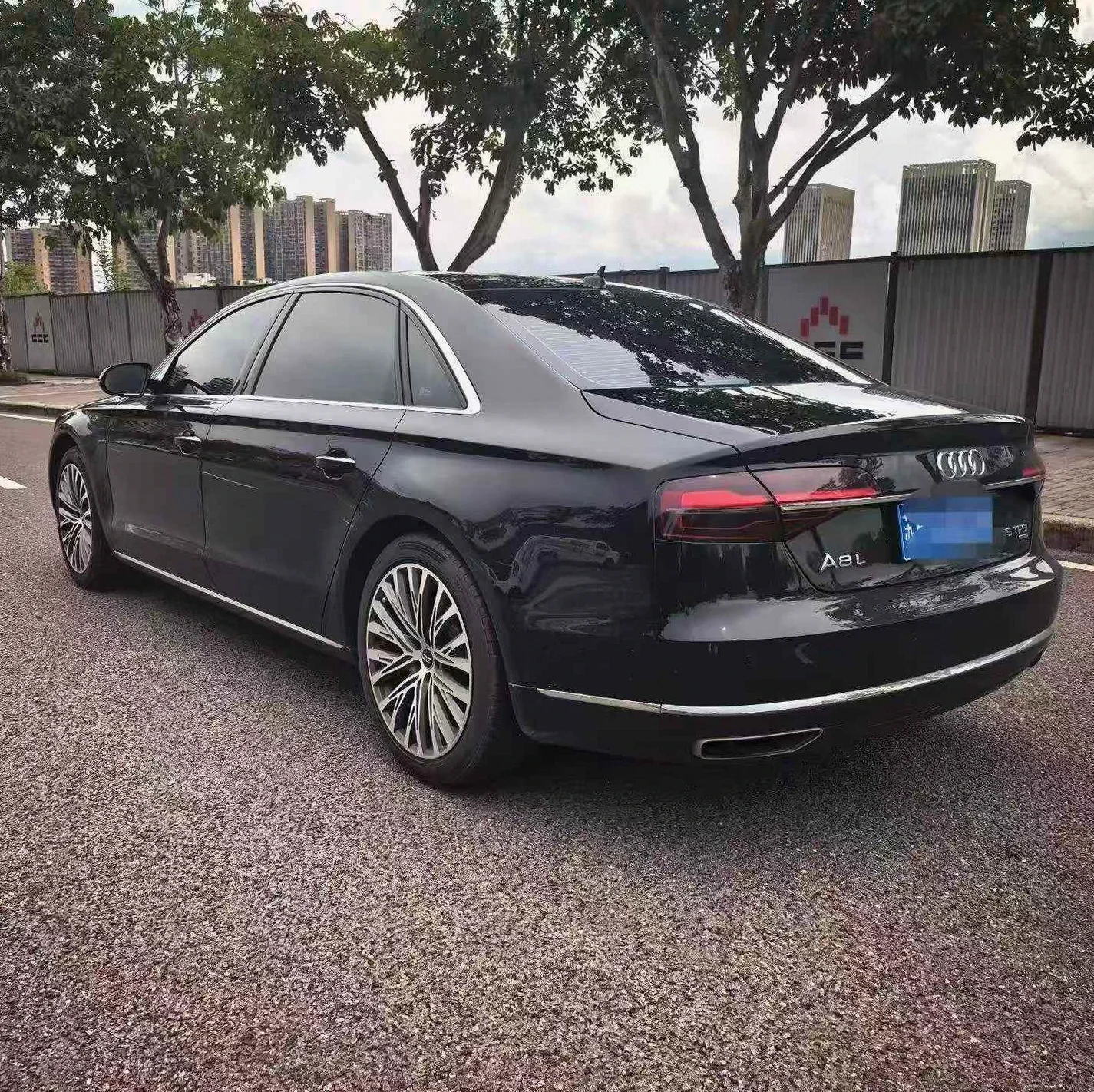 奥迪A8L 后面外观三