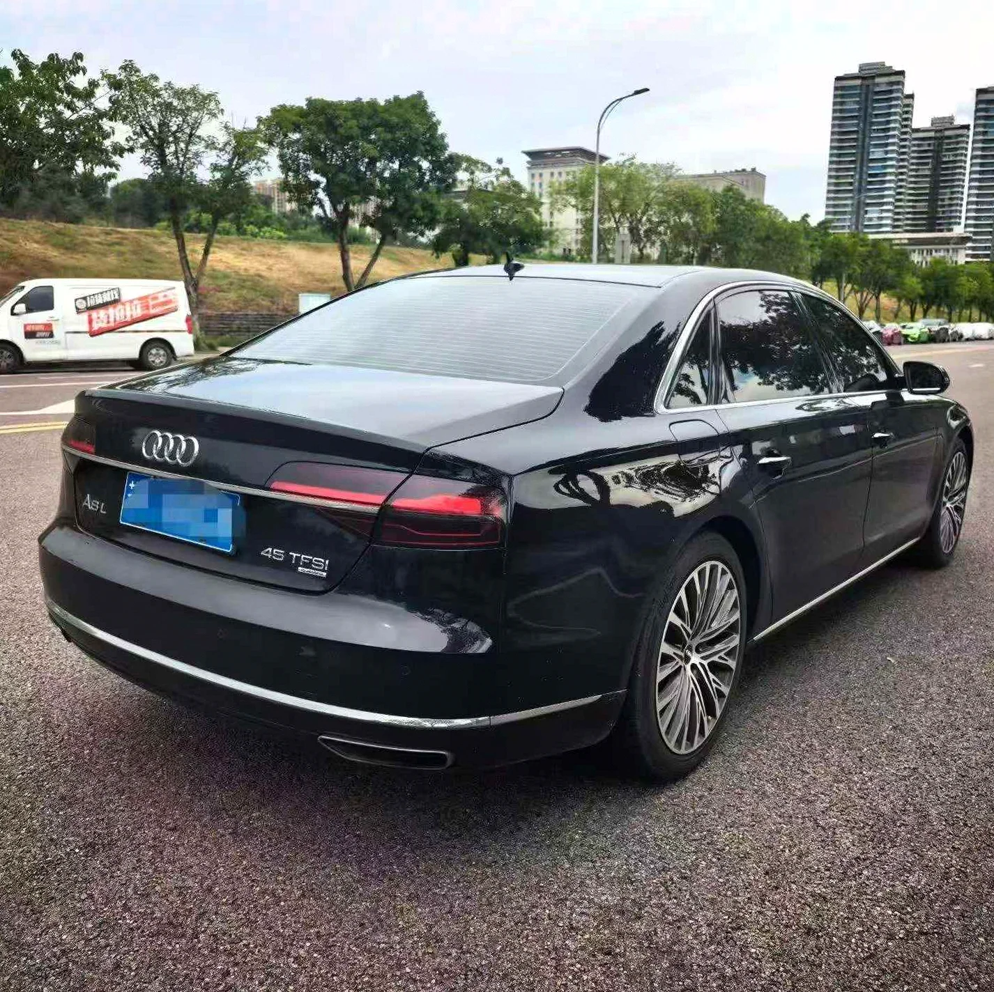 奥迪A8L 后面外观一