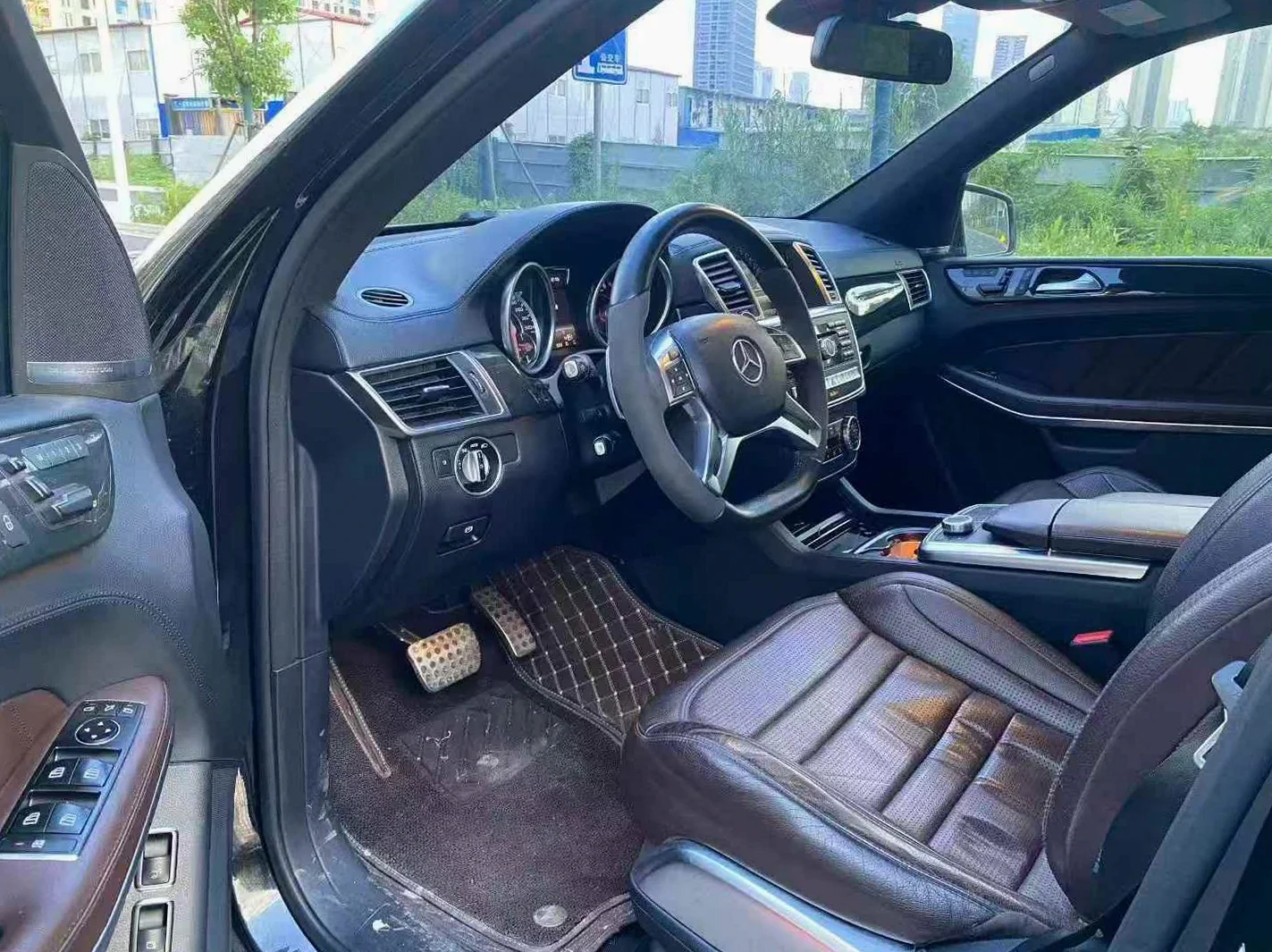 奔驰AMG 内饰前排