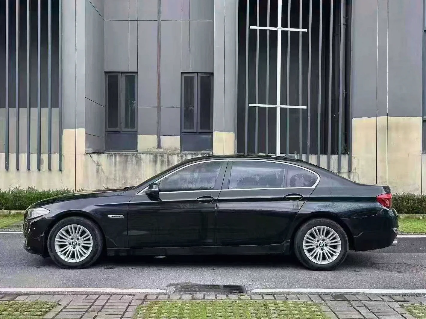 宝马5系 后面外观一