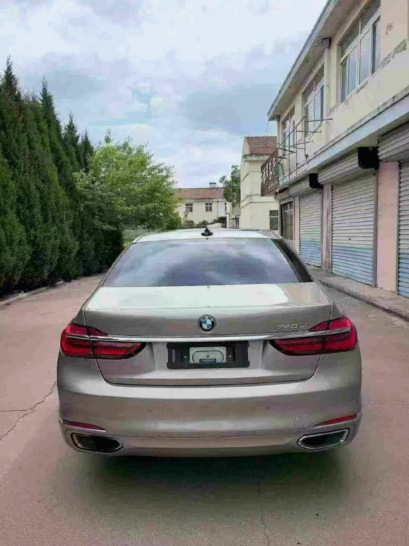 宝马7系 后面外观一