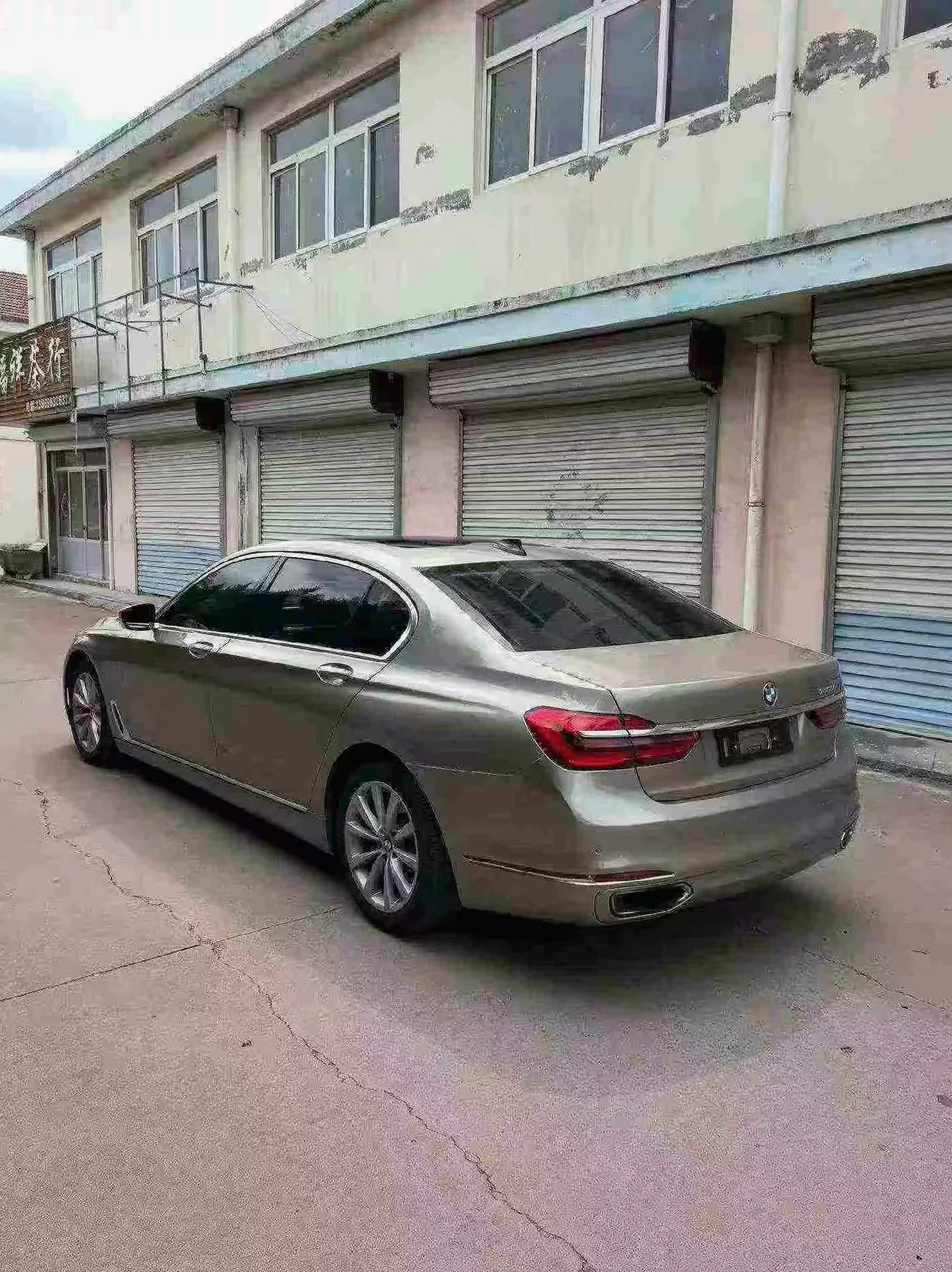 宝马7系 后面外观二
