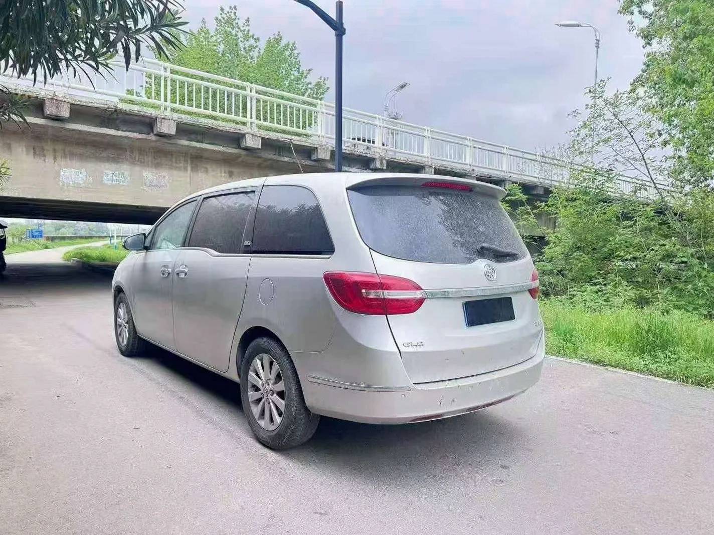 别克GL8 后面外观三