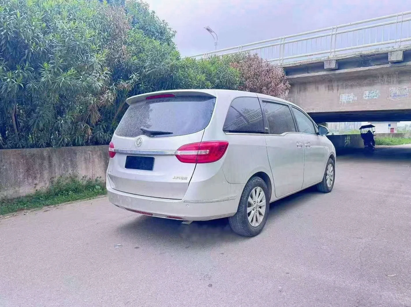 别克GL8 后面外观二