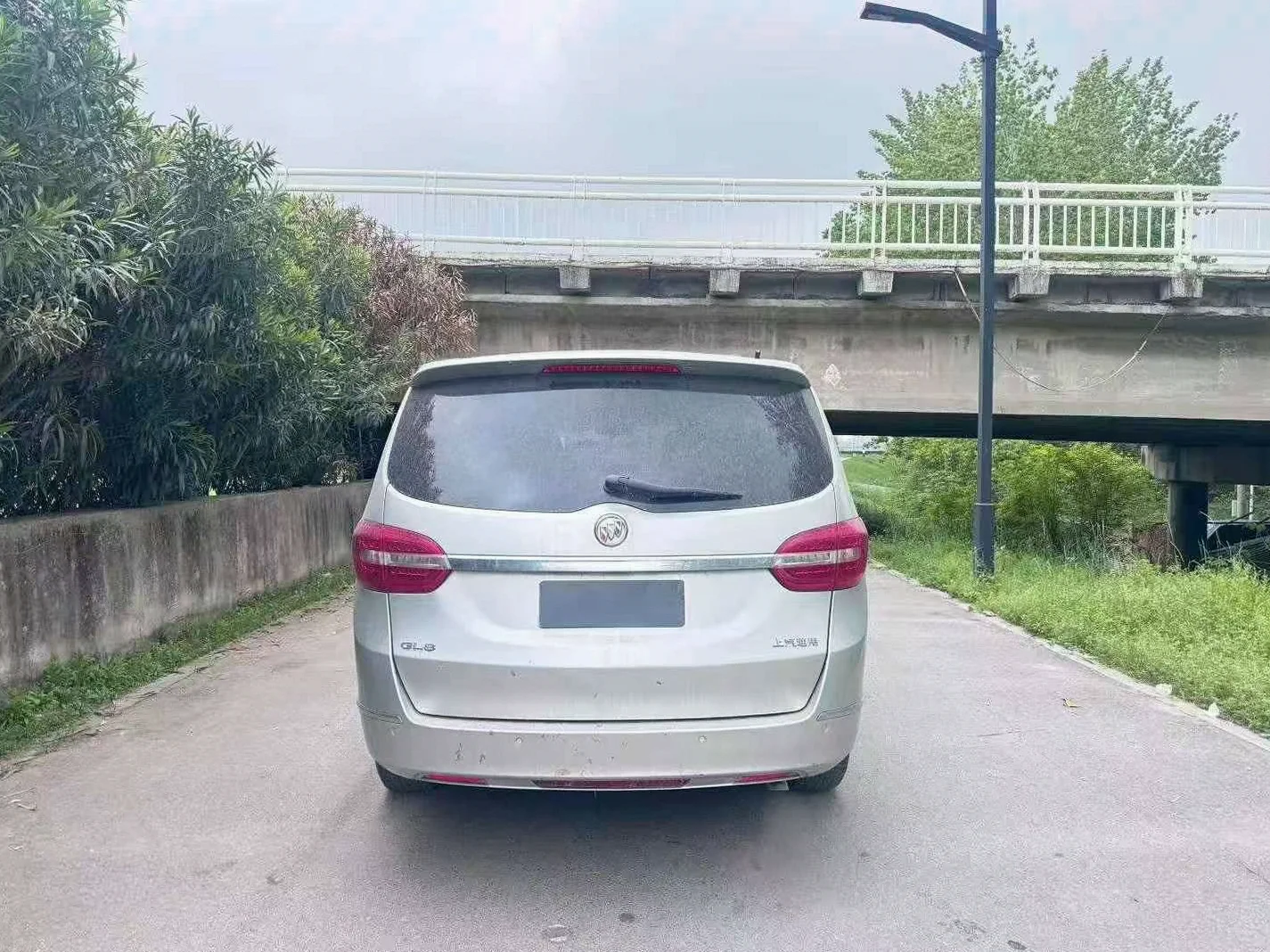 别克GL8 后面外观一