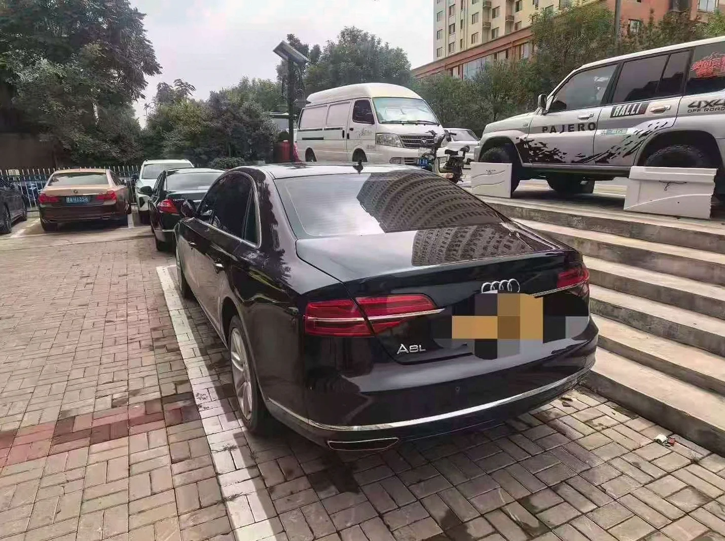 奥迪A8L 后面外观一