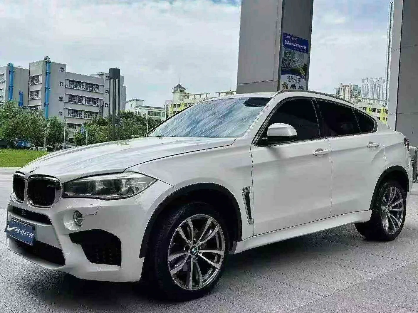 宝马X6 正面外观三