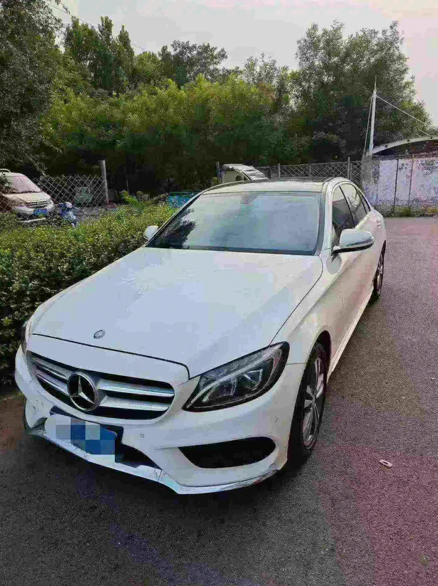 奔驰C 后面外观一