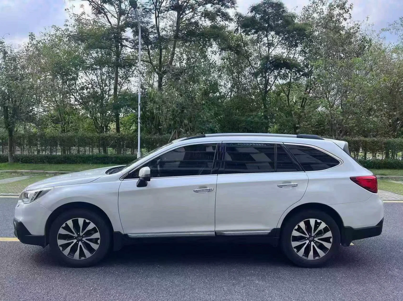 斯巴鲁傲虎 后面外观一
