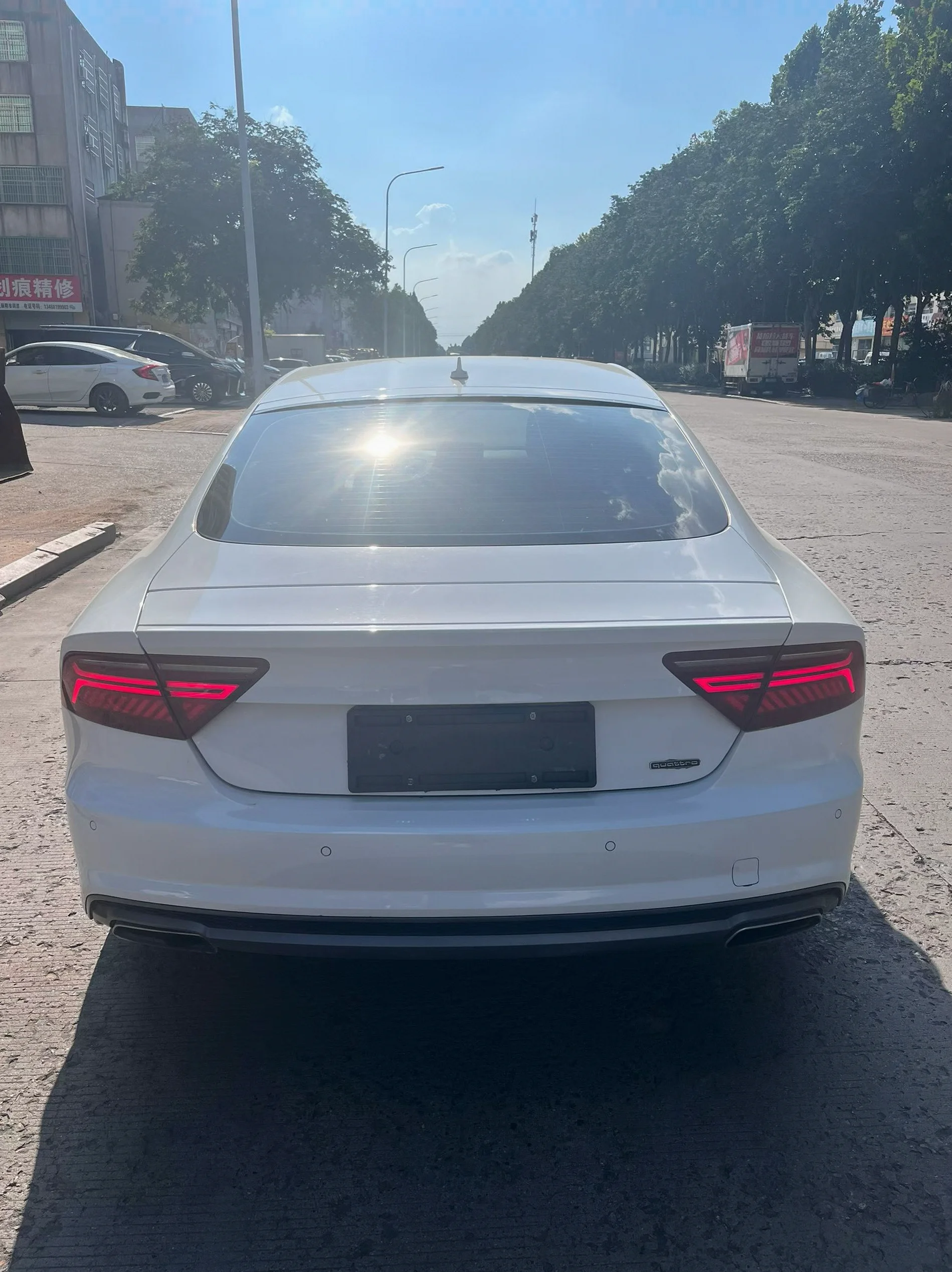 奥迪A7L 后面外观一