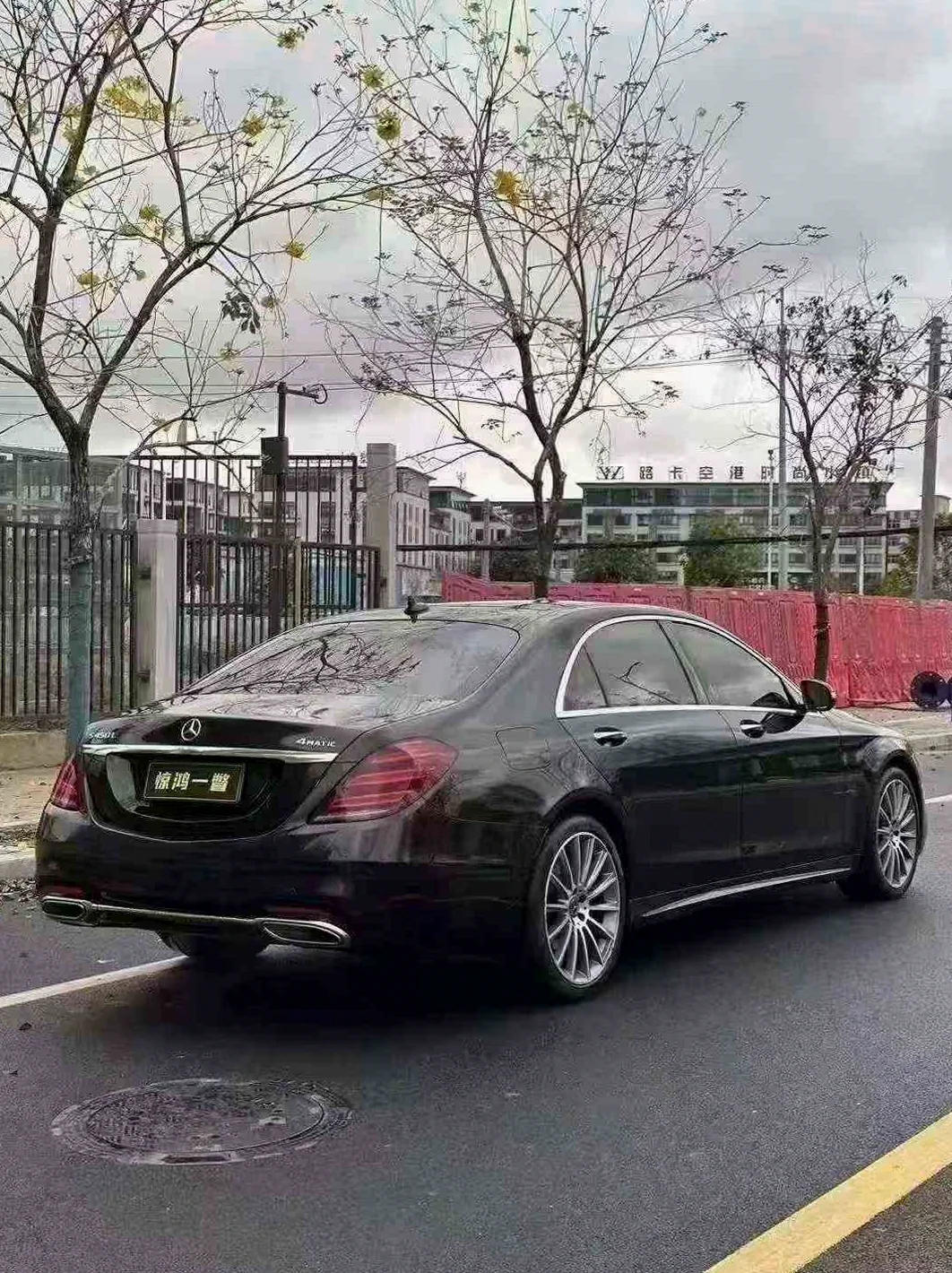 奔驰S级 后面外观三