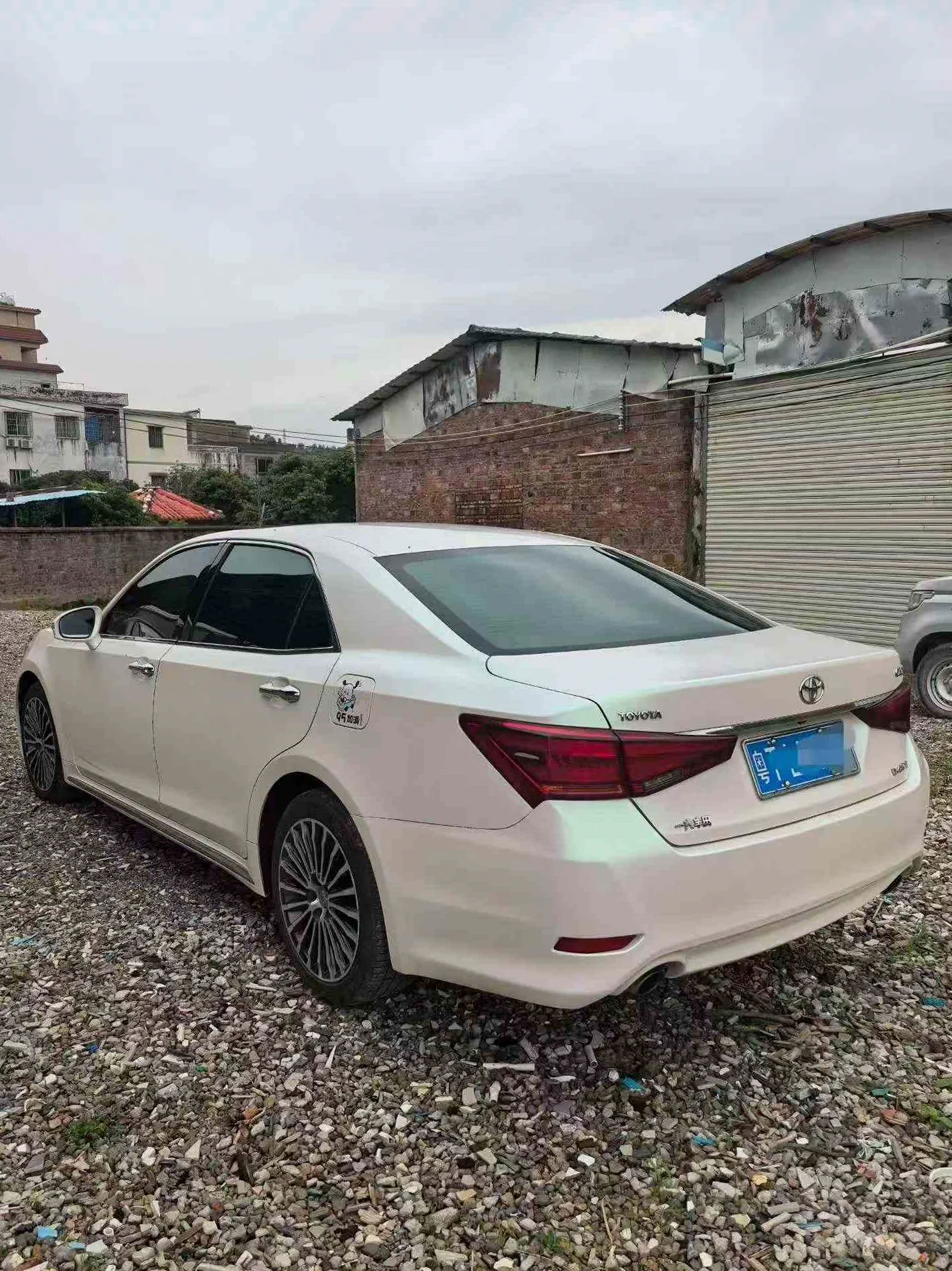 丰田皇冠 后面外观一