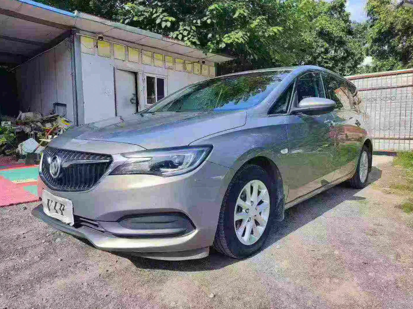 别克GL6 正面外观三