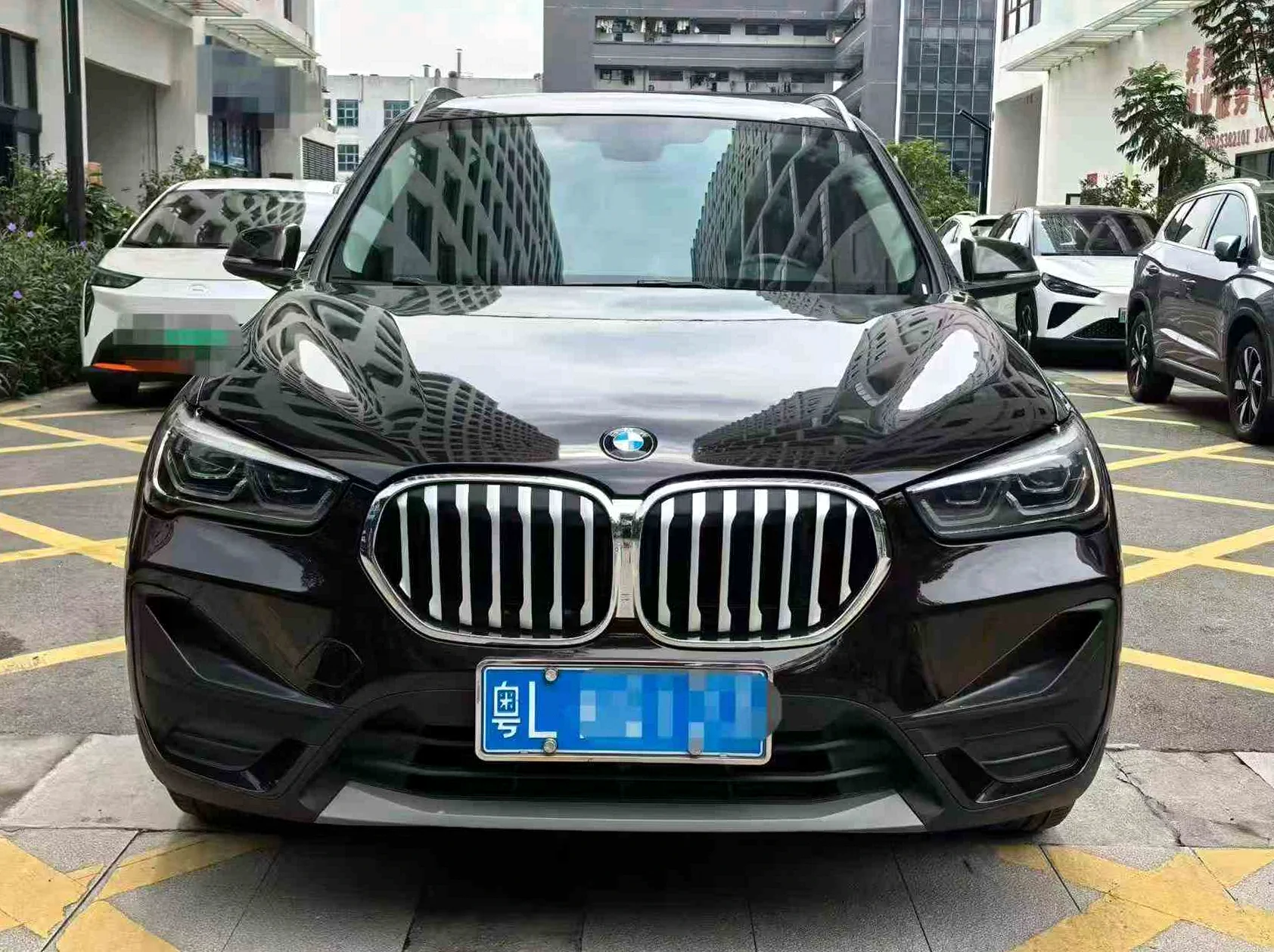 宝马X1 正面外观二