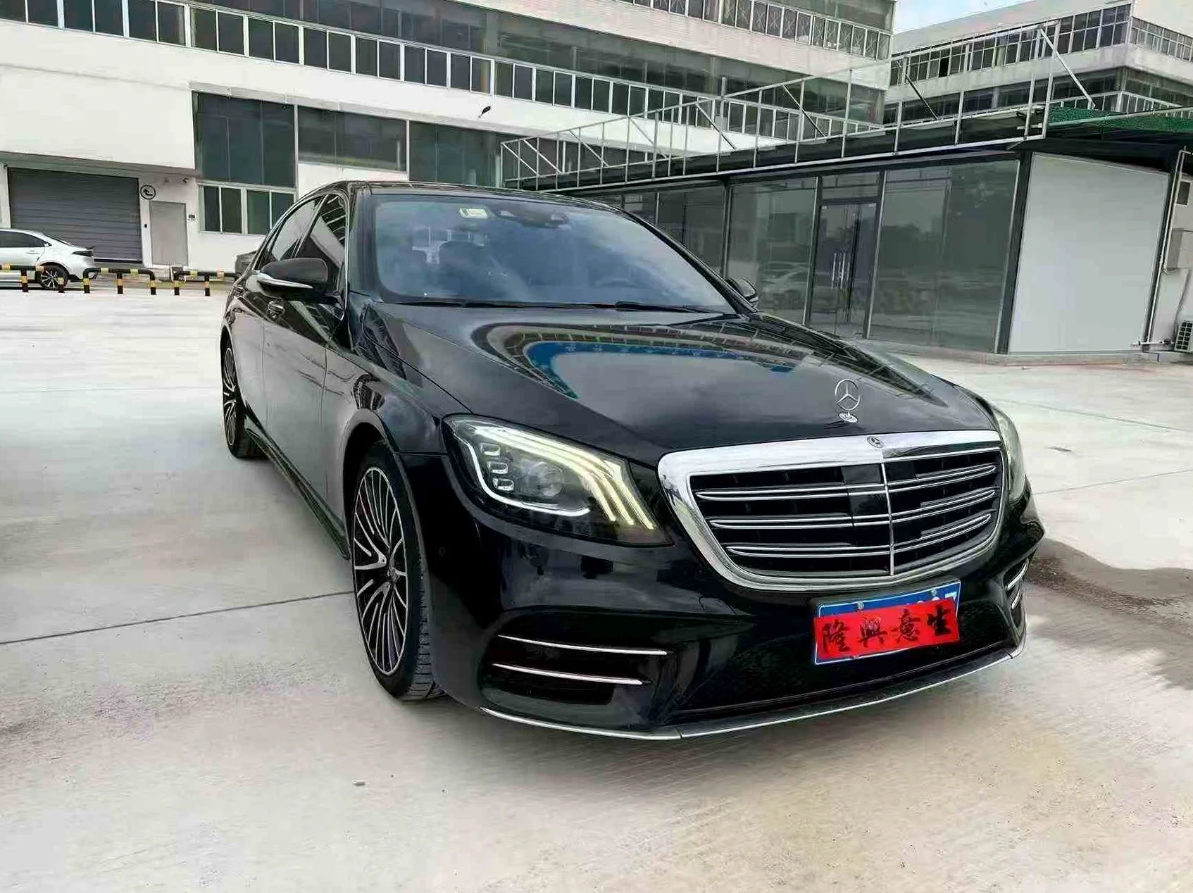 奔驰S级 正面外观三