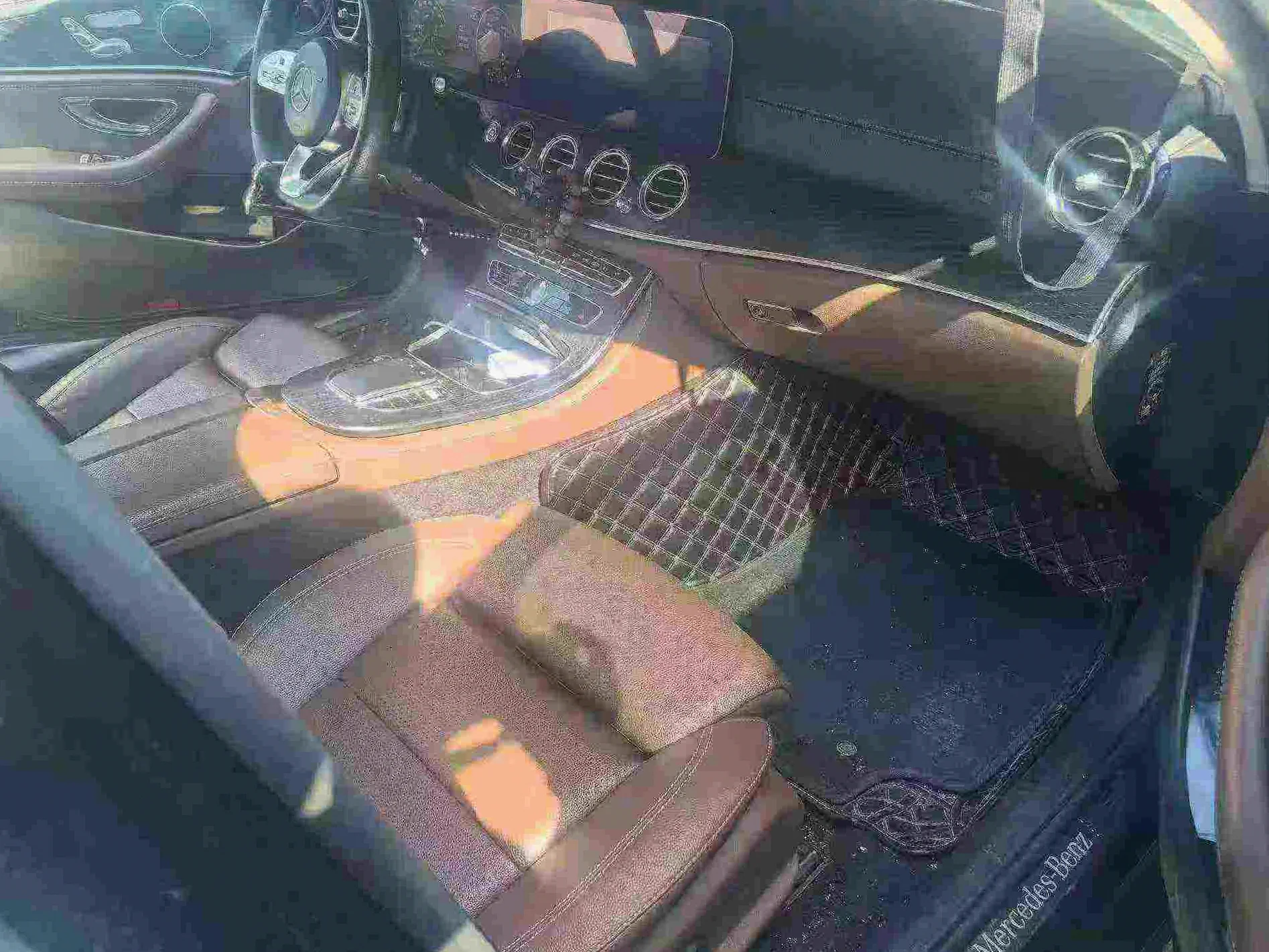奔驰E 驾驶室