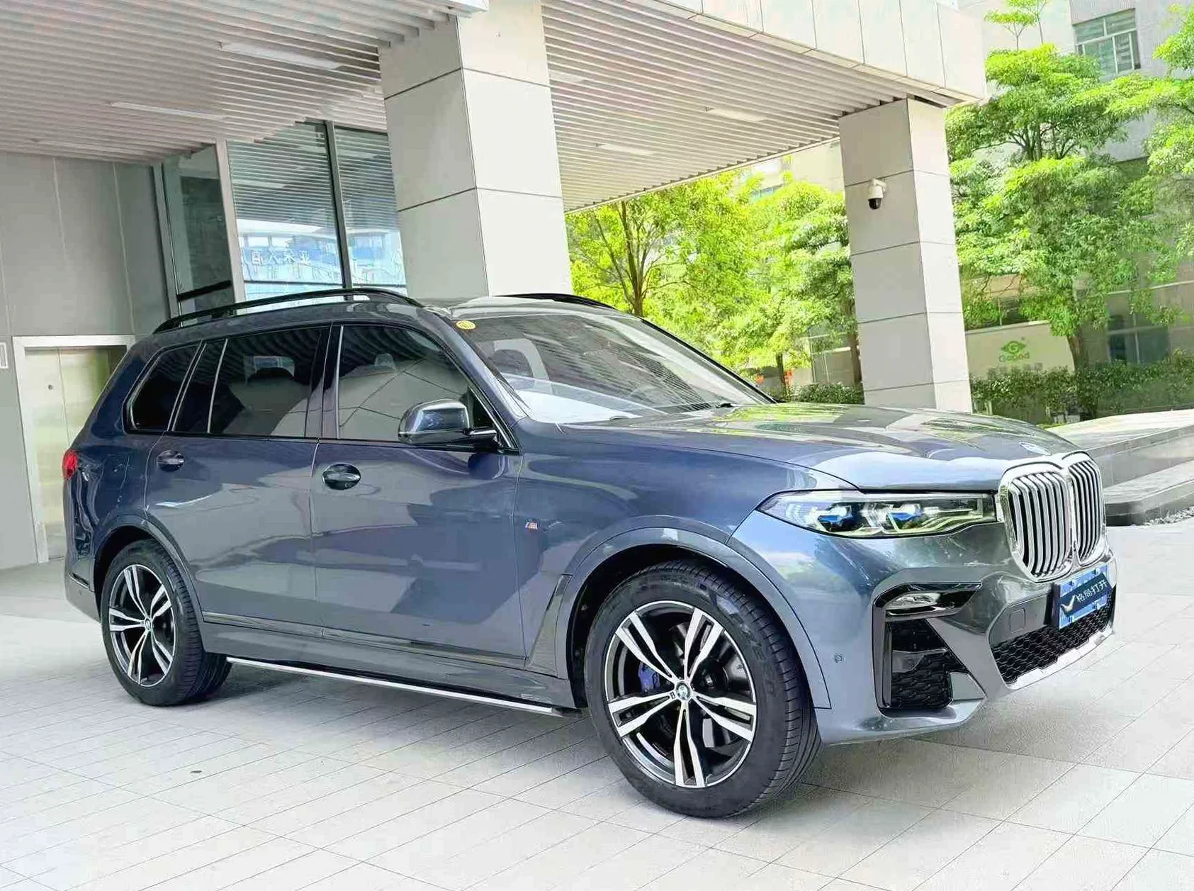 宝马X7 正面外观三