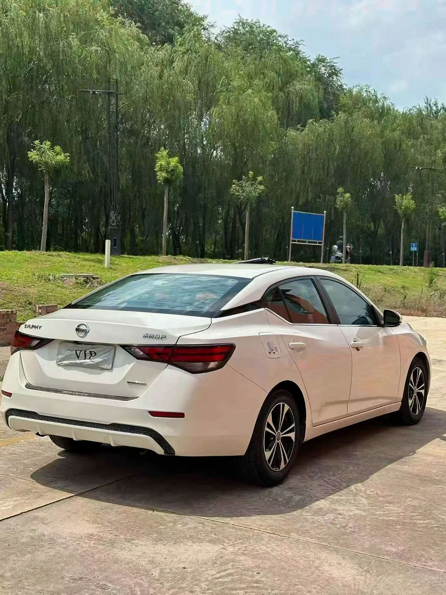 日产轩逸 后面外观一