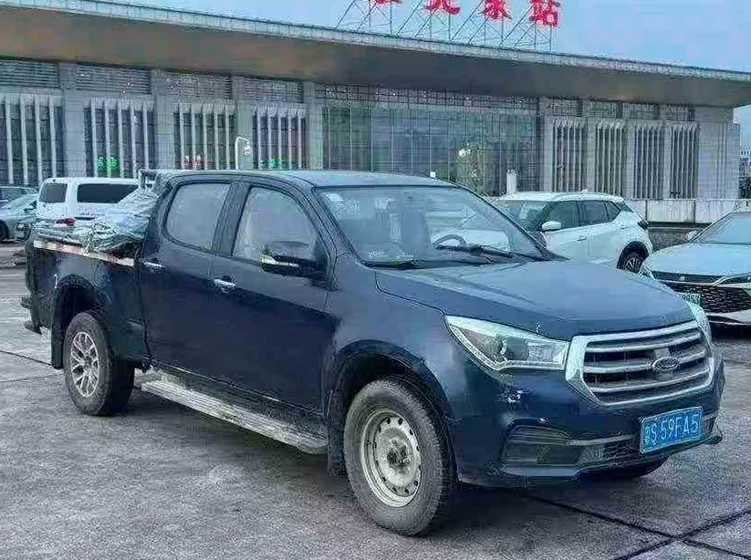 五十铃皮卡 正面外观三
