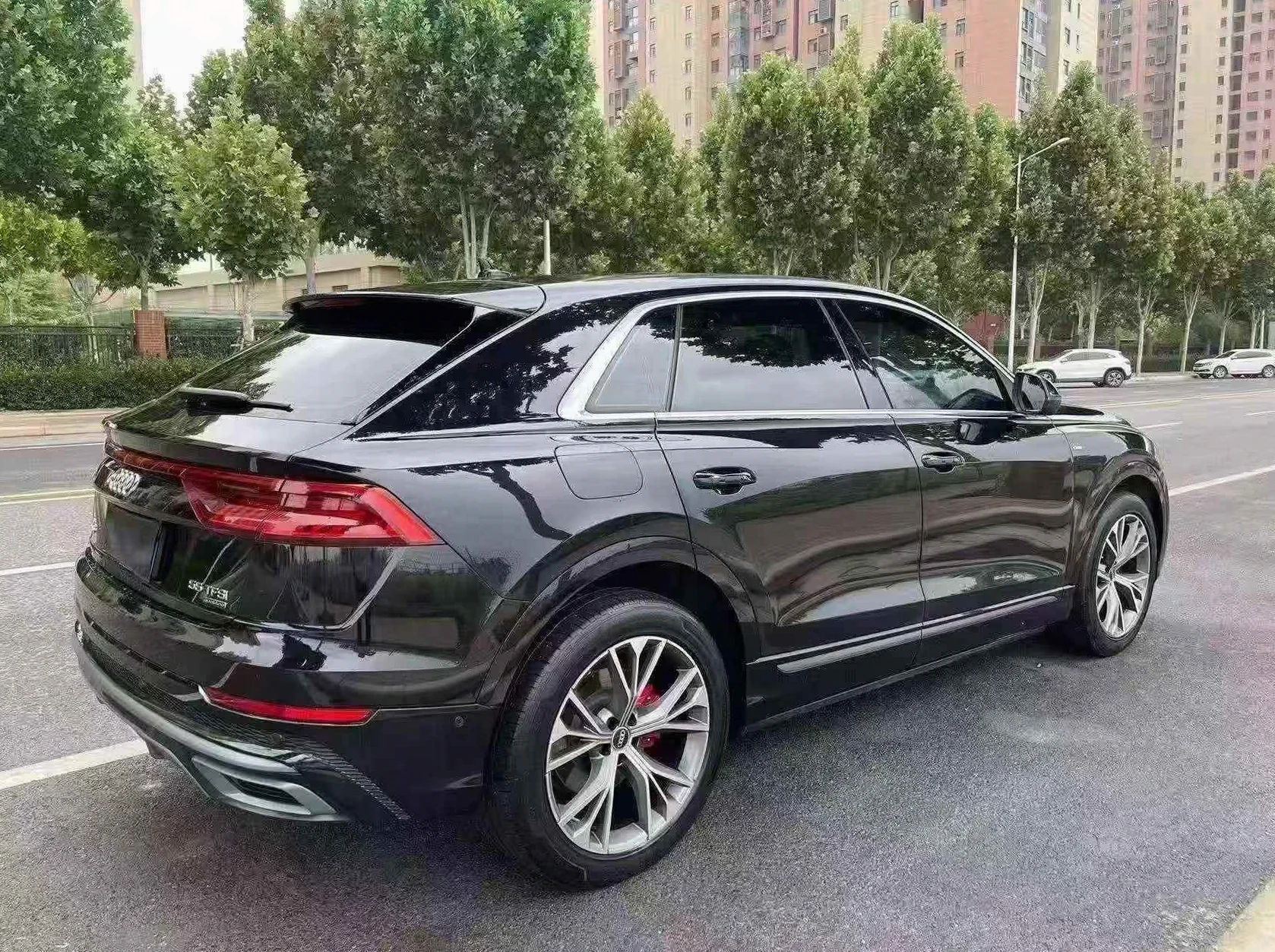 奥迪Q8 后面外观一