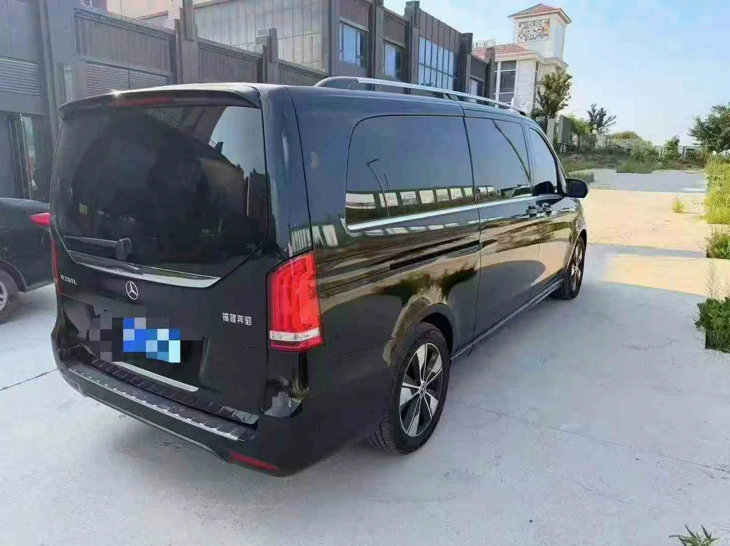 奔驰V 后面外观二