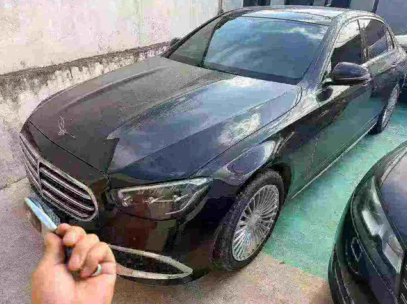 奔驰E 正面外观二