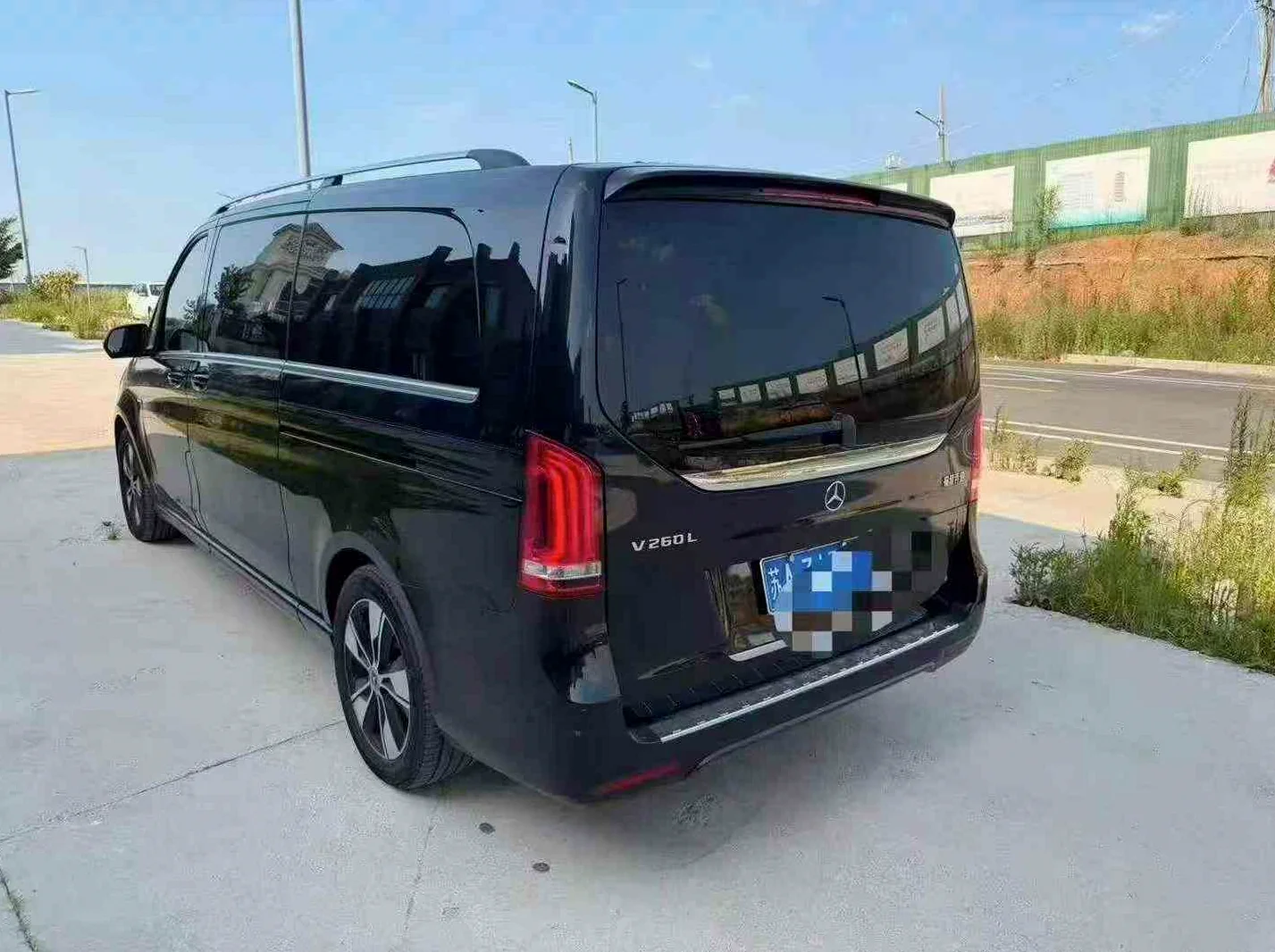 奔驰V 后面外观三