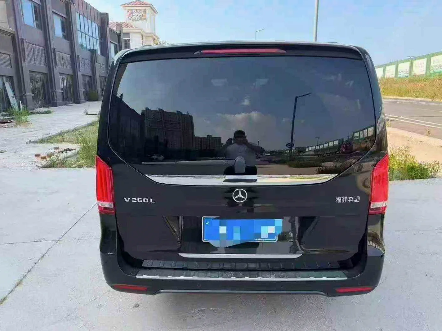 奔驰V 后面外观一