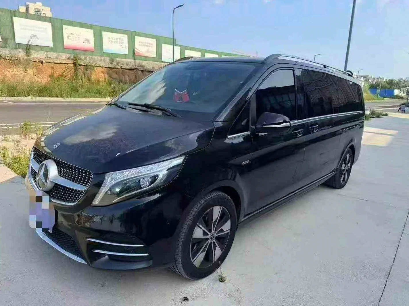 奔驰V 正面外观二