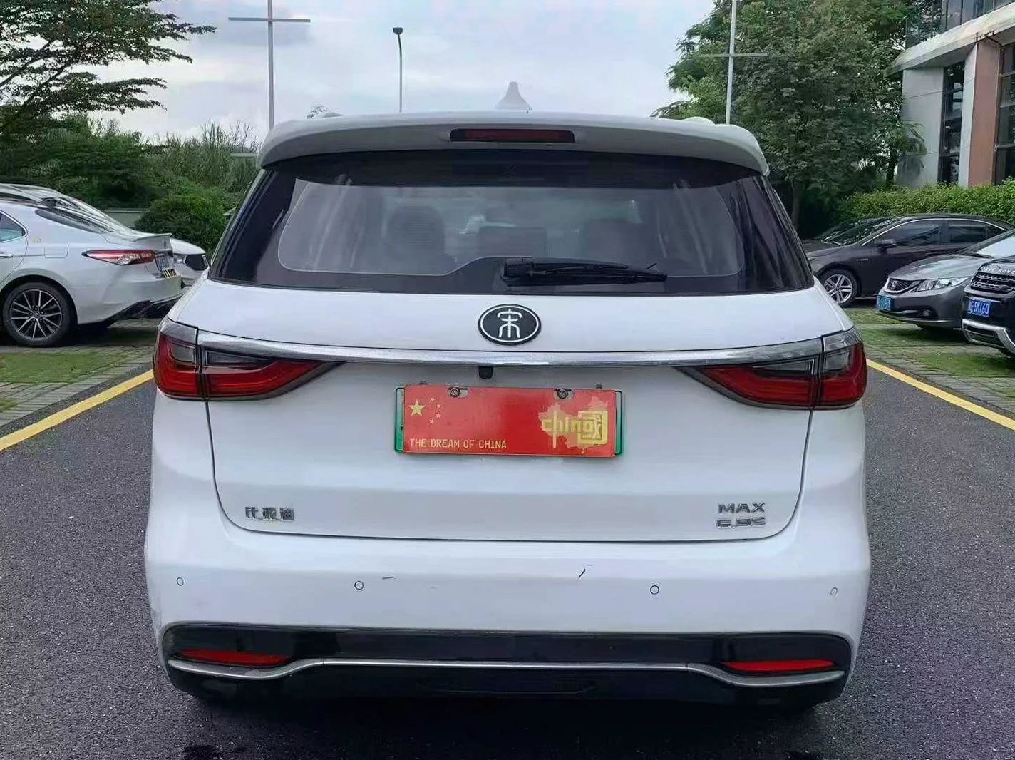 比亚迪宋MAX 后面外观二