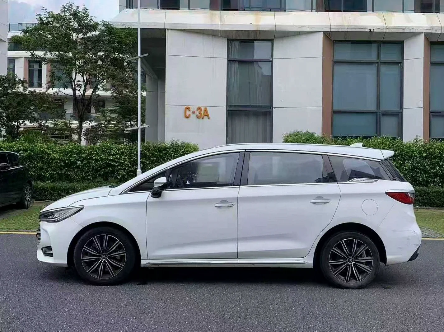 比亚迪宋MAX 后面外观一