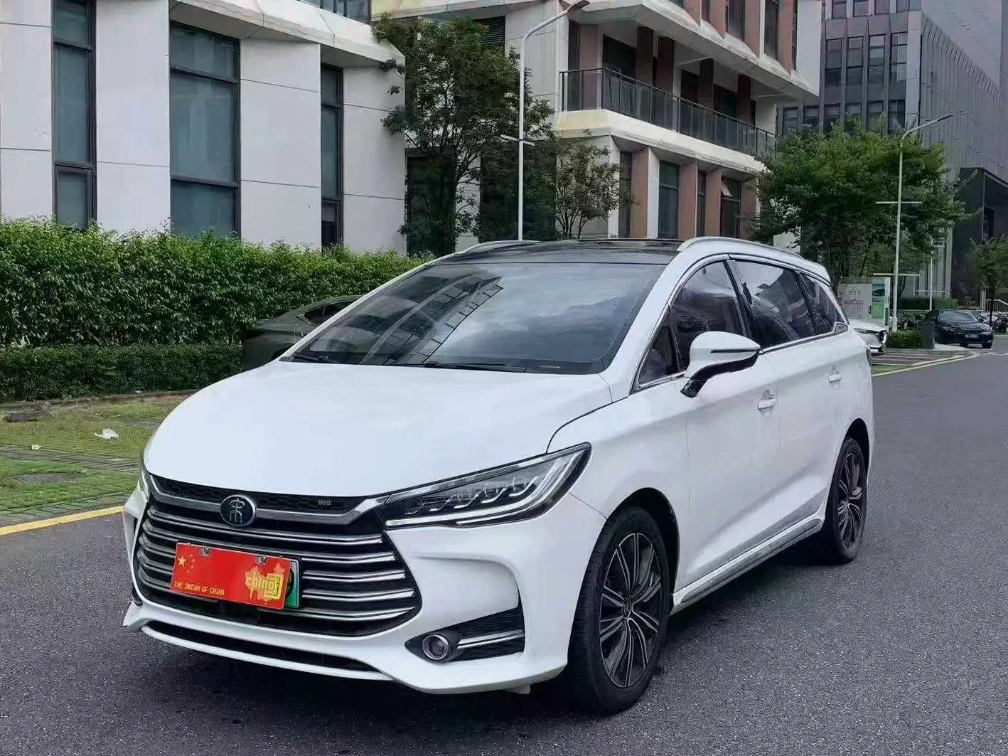 比亚迪宋MAX 正面外观三