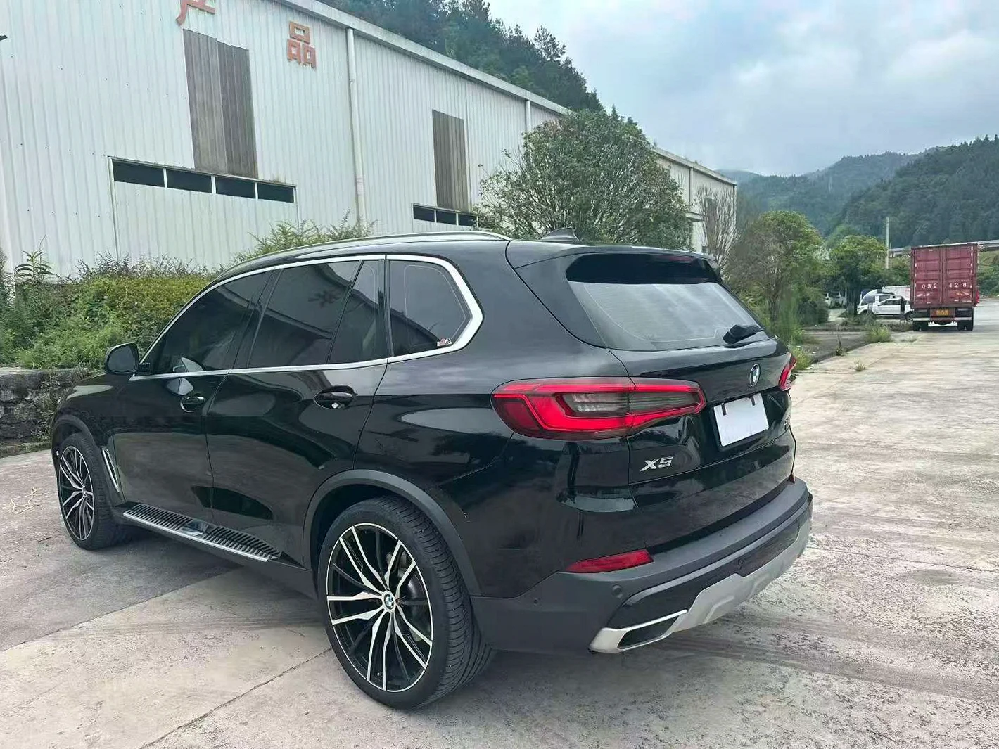 宝马X5 后面外观一