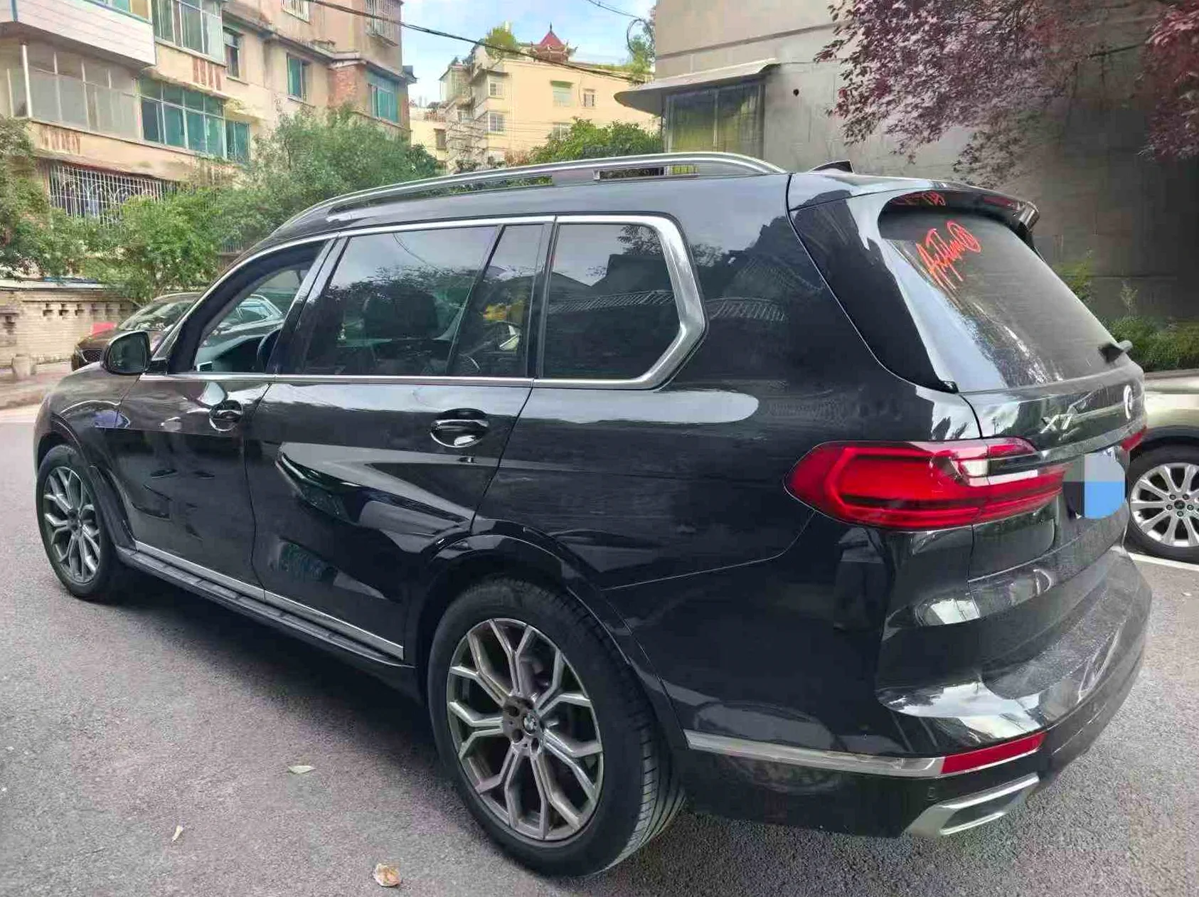 宝马X7 后面外观一